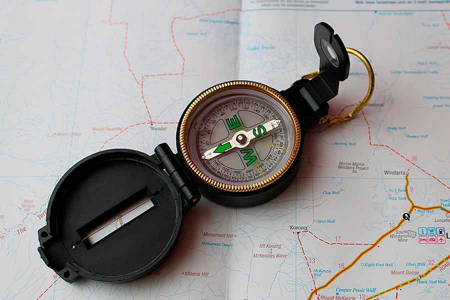 Brujula militar o lensatica sobre un mapa